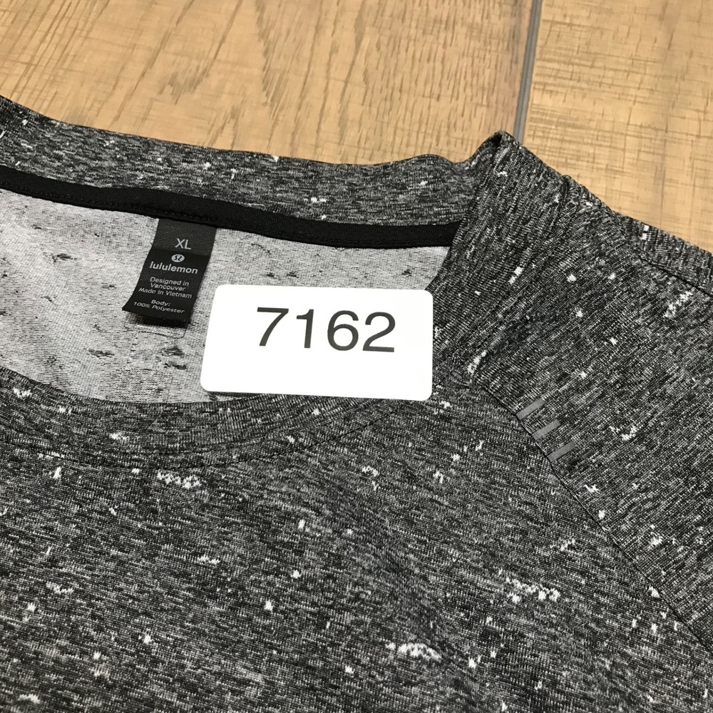 Lululemon Tee Top Mens XL Black Short Sleeve Shirt Gym Run Workout Fresh Form - Picture 10 of 10